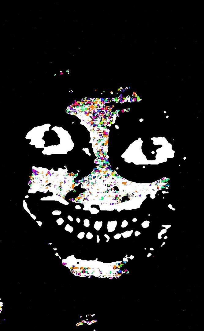 Маринет Мортем: Современная художница в мире монохромной живописи