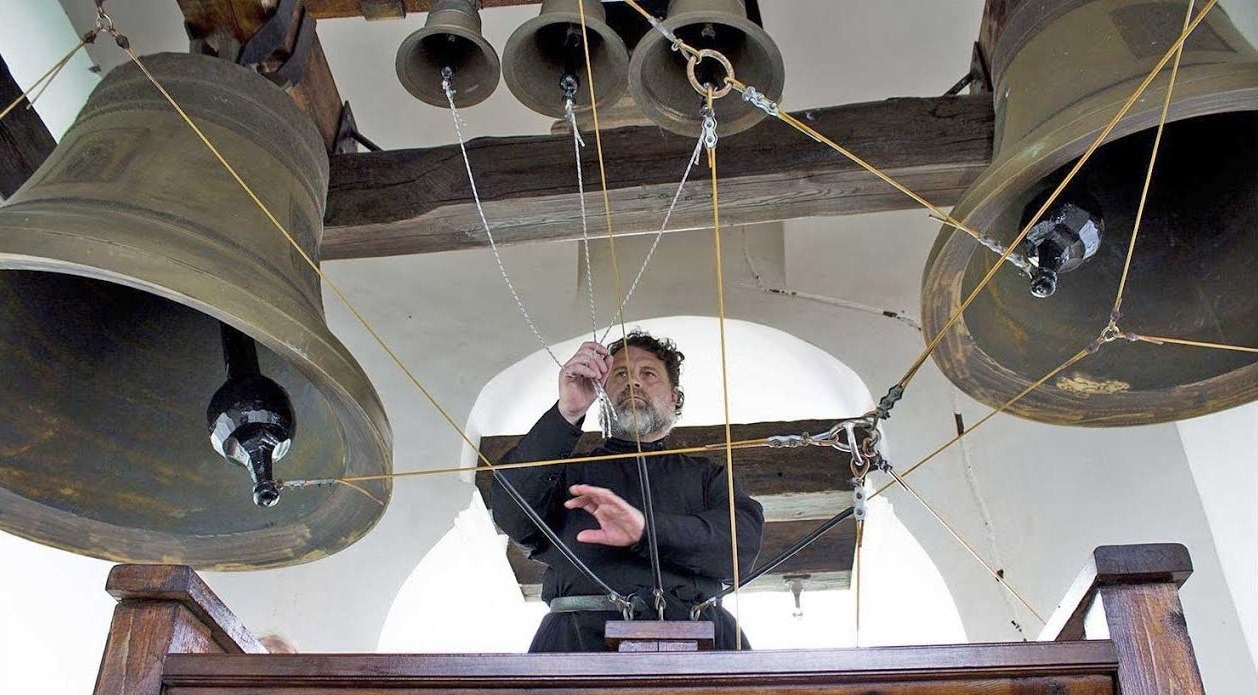 Звякнет колокол. Песня.