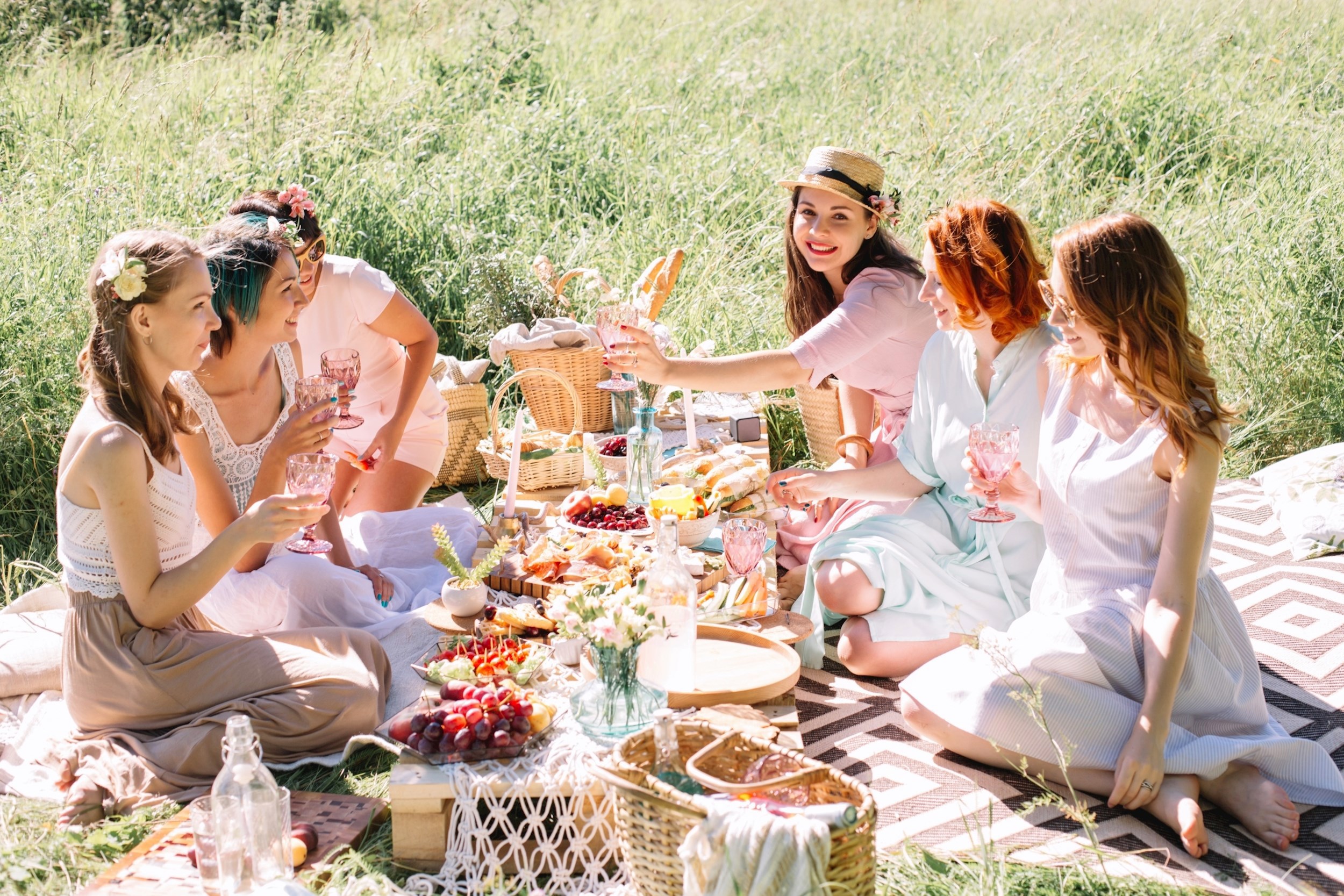 Приключения подруг в лесу. А началось всё с пикника