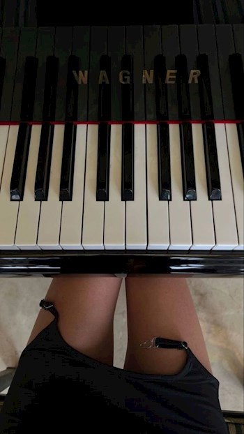 Худая корова одиноко на ветке