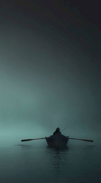 Тётя за линией деревьев с едва виднеющейся &quot;жэ&quot;