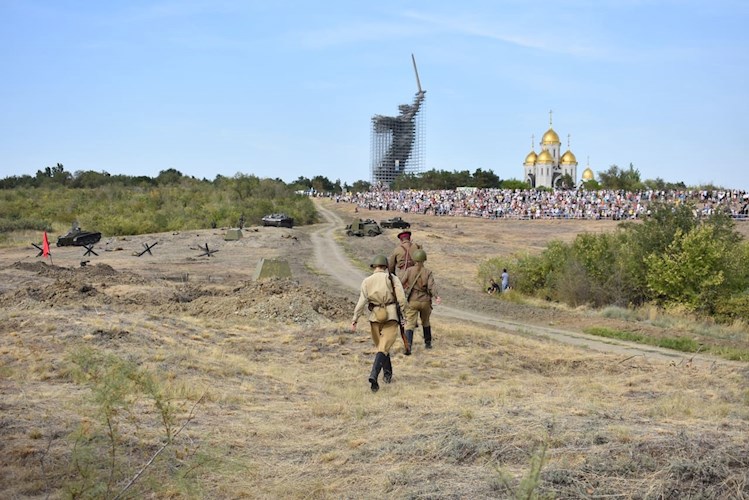 Август