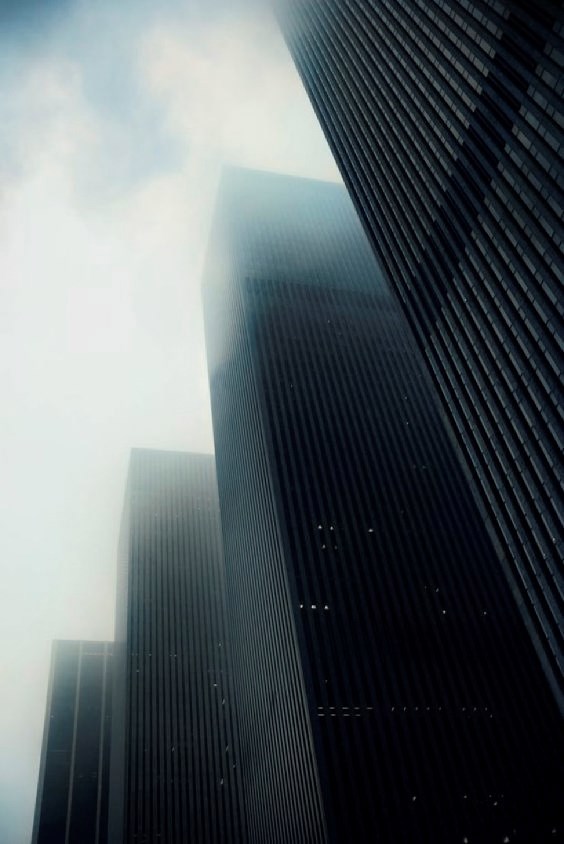 Девочка ищущая щели в стенах