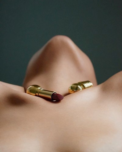 В темноте, подгоняя звёзды вниз