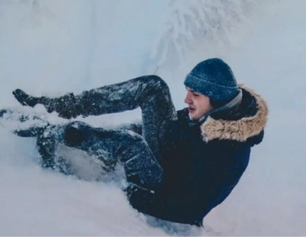 Лежит мужик