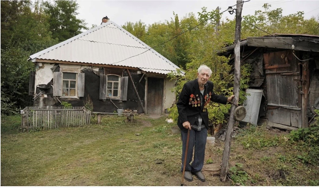 Заброшенная деревня и одинокая старость