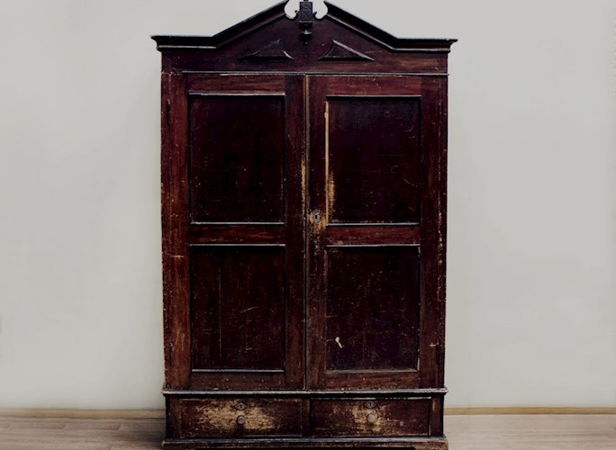 Старый шкаф на даче