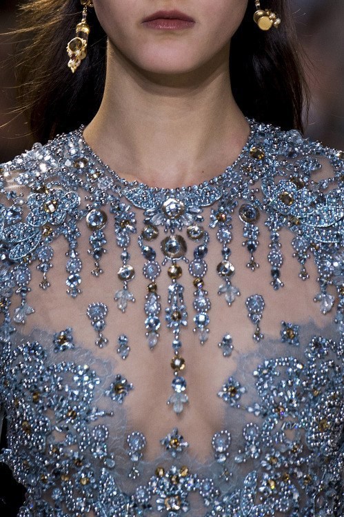 Он подарил ей цепь на шею